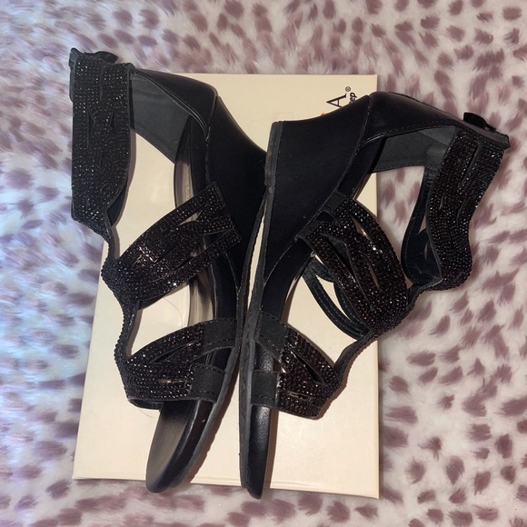 Spring Step Black Wedges - Picture 3 of 8